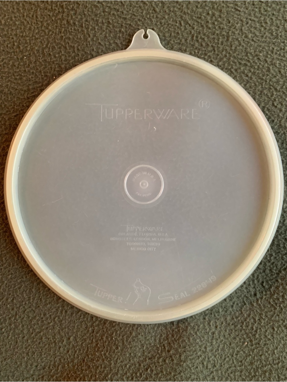 GUC Tupperware lids. 7 3/4” (229-27). 6 7/8” (228-19). - Picture 5 of 8